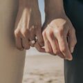【知っておきたい】婚約指輪はいつつける？結婚後の使い道や注意すべきタイミングとは