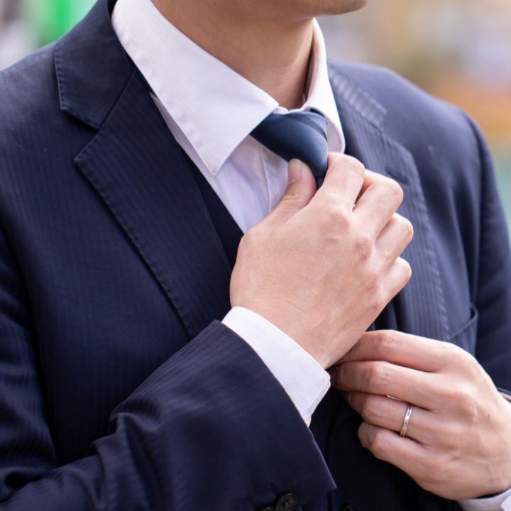 カジュアルな結婚式の服装って？ 二次会や1.5次会のドレスコード