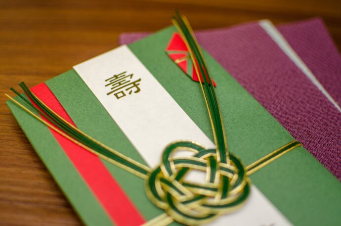 画像：緑のご祝儀と紫の袱紗
