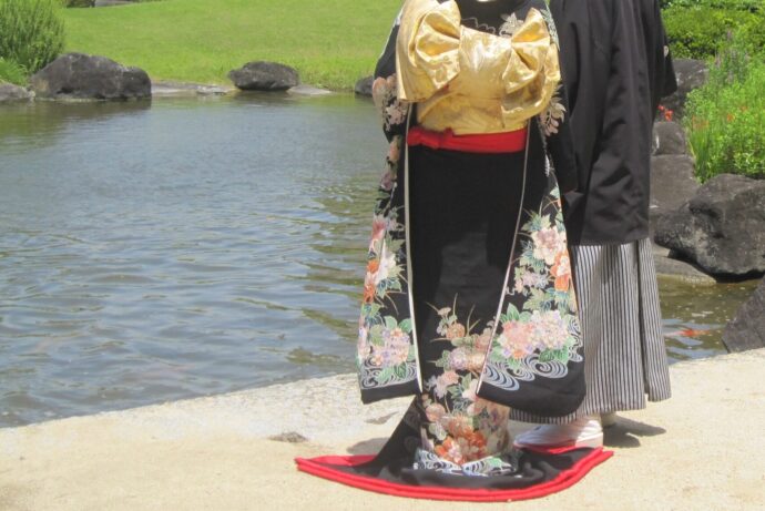 画像：黒引き振袖を着た女性と黒紋付袴の男性