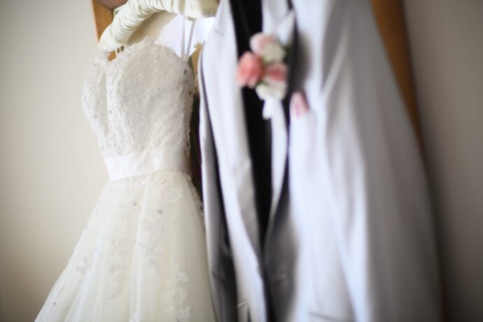 画像：壁にかけられた婚礼衣裳