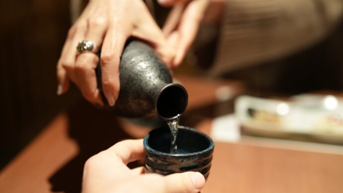 画像：徳利に日本酒を注いでいる