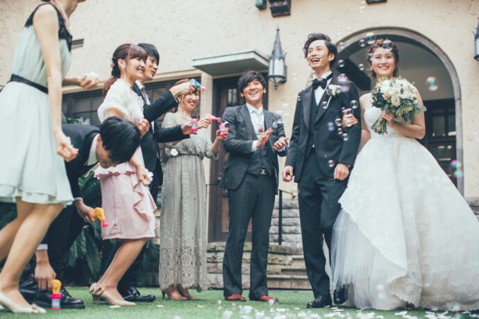 画像：バブルシャワーで迎えられる新郎新婦
