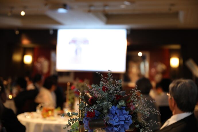 画像：披露宴会場で見るウエディングムービー