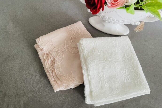 画像：レース刺繍のハンカチ2枚と白い花瓶