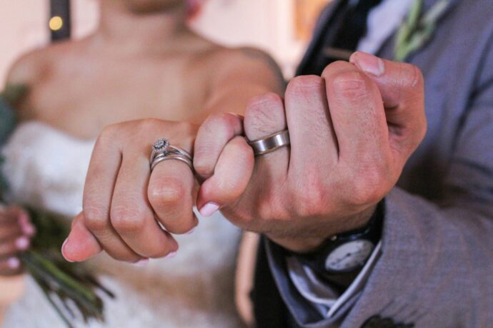 画像：左手の小指同士を絡ませた新郎新婦