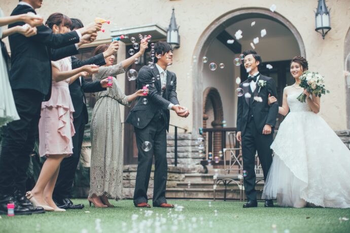 画像：シャボン玉とフラワーペタルで迎えられる新郎新婦