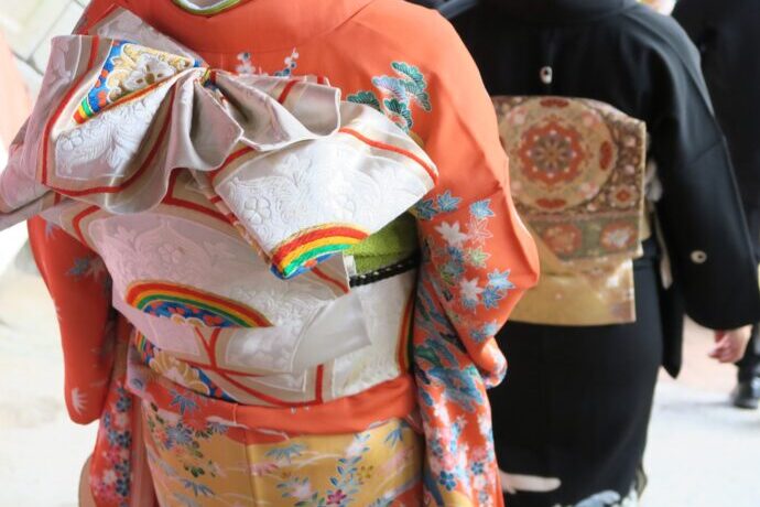画像：振袖を着た女性の後ろ姿