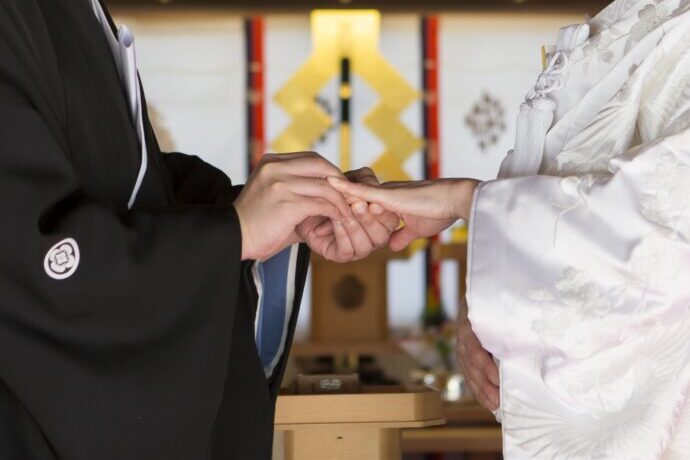 画像：神殿内で指輪交換を行う新郎新婦