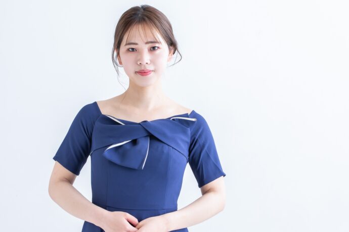 画像：青いドレスを着た女性