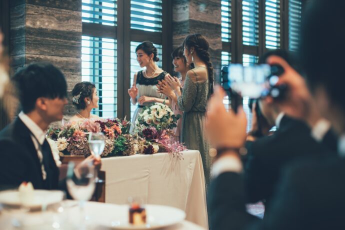 画像：高砂席で話し込む新婦友人