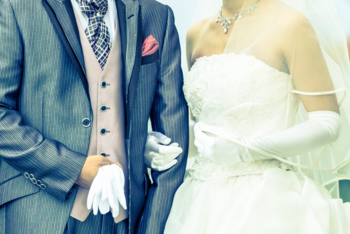 画像：腕を組む新郎新婦
