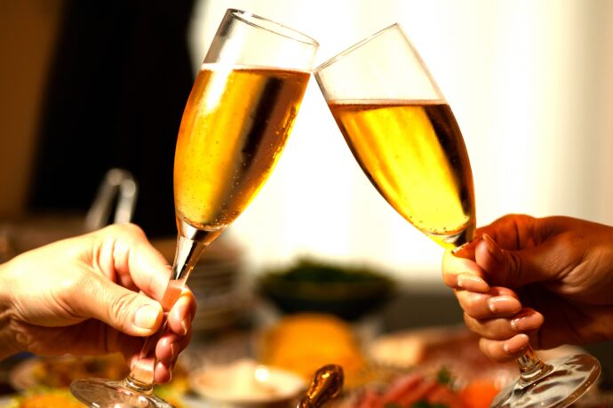 画像：ビールで乾杯している