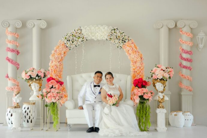 画像：ソファ席で写真を撮る新郎新婦