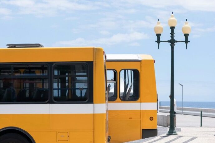 画像：駐車している黄色いバス