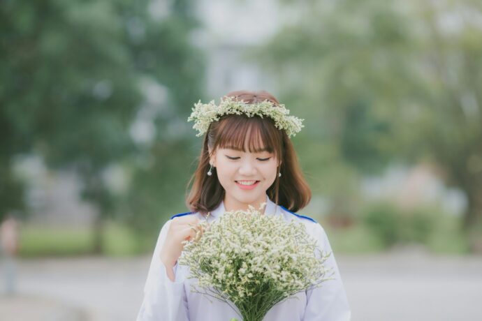 画像：ブーケを持ち微笑む花嫁