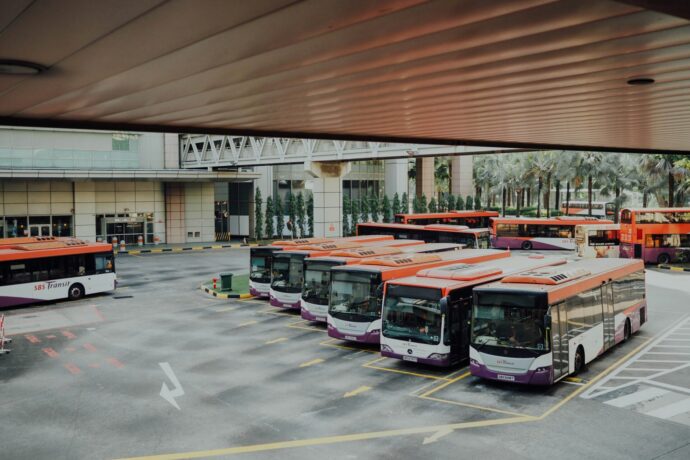 画像：車庫に停められたバス