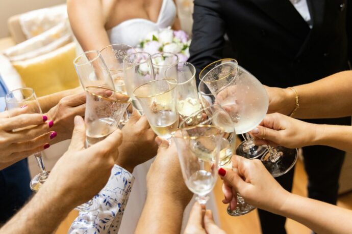 画像：乾杯をする新郎新婦とゲスト