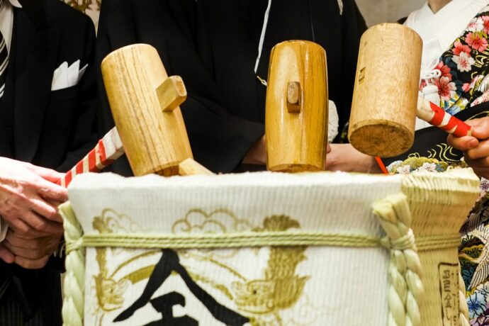 画像：両親と鏡開きを行う新郎新婦