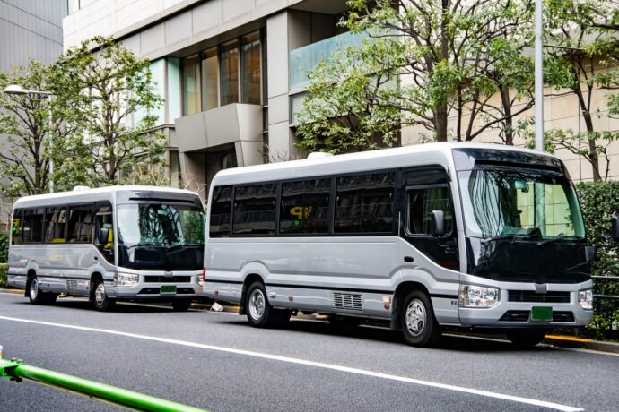 画像：路肩に停まった大型観光バス2台