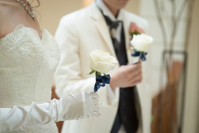 画像：1輪のバラを手にした新郎新婦
