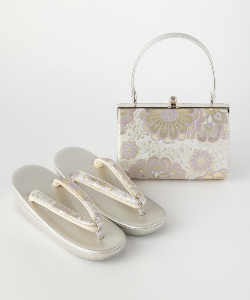 画像：シルバー×ラベンダーのバッグと草履