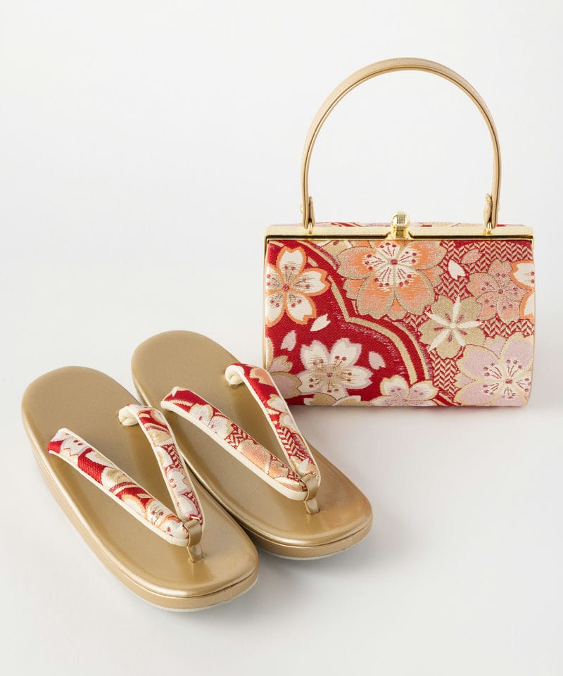 画像：レッドのバッグと草履
