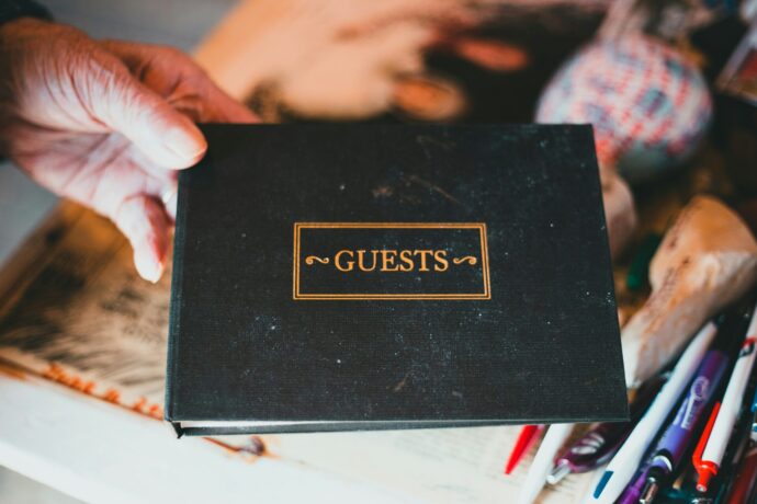 画像：GUESTSと書かれた黒いカードホルダー