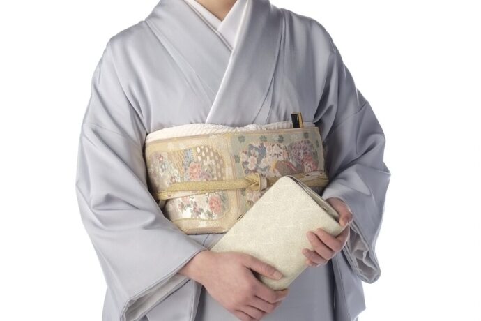 画像：和装バッグを持った和装の女性