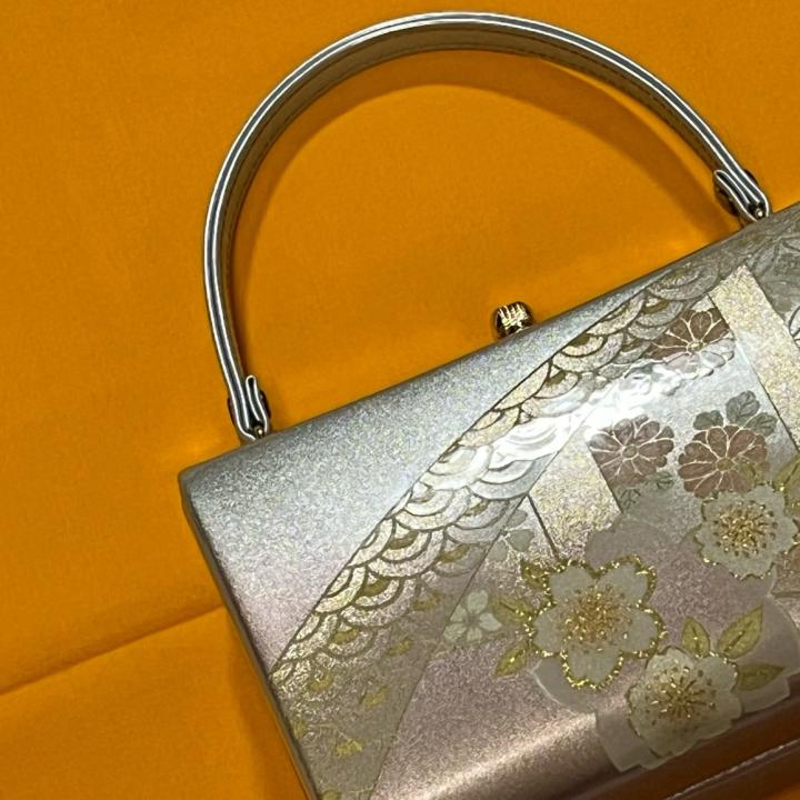 結婚式で母親が着る黒留袖に合うサブバッグって？ 小物のマナー