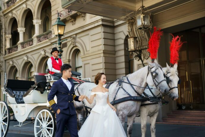 画像：白馬の場所の前で前撮りする夫婦
