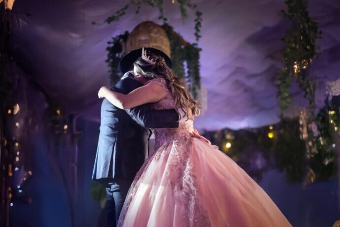 画像：プリンセスラインのドレスを着た新婦と抱き合う新郎