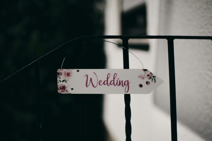 画像：Weddingと書かれた矢印型の看板