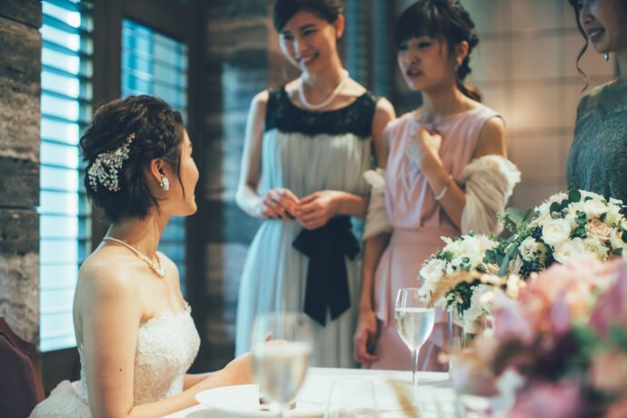 画像：ゲストと談笑する新婦