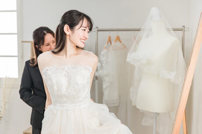 画像：ドレスフィッティングしている女性