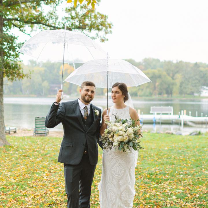 結婚式で雨が降ると縁起がいい？雨天時の対応やおすすめの演出アイデア6選
