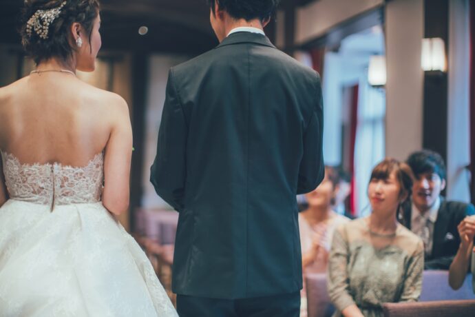 画像：並んで歩く新郎新婦の背中