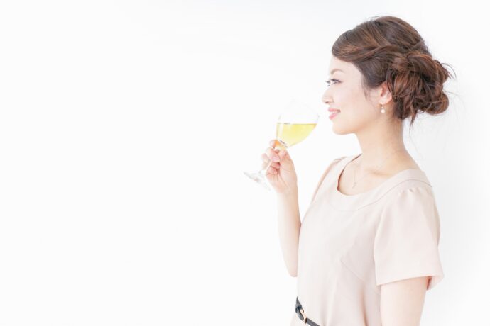 画像：シャンパンを飲む女性