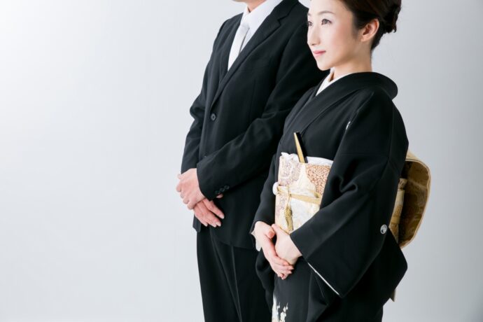 画像：正礼装に身を包んだ男女