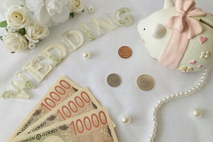画像：結婚式をイメージしたアイテムと現金