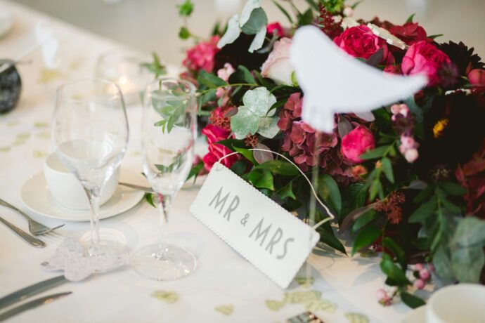 画像：Mr.&Mrs.と書かれて札と装花