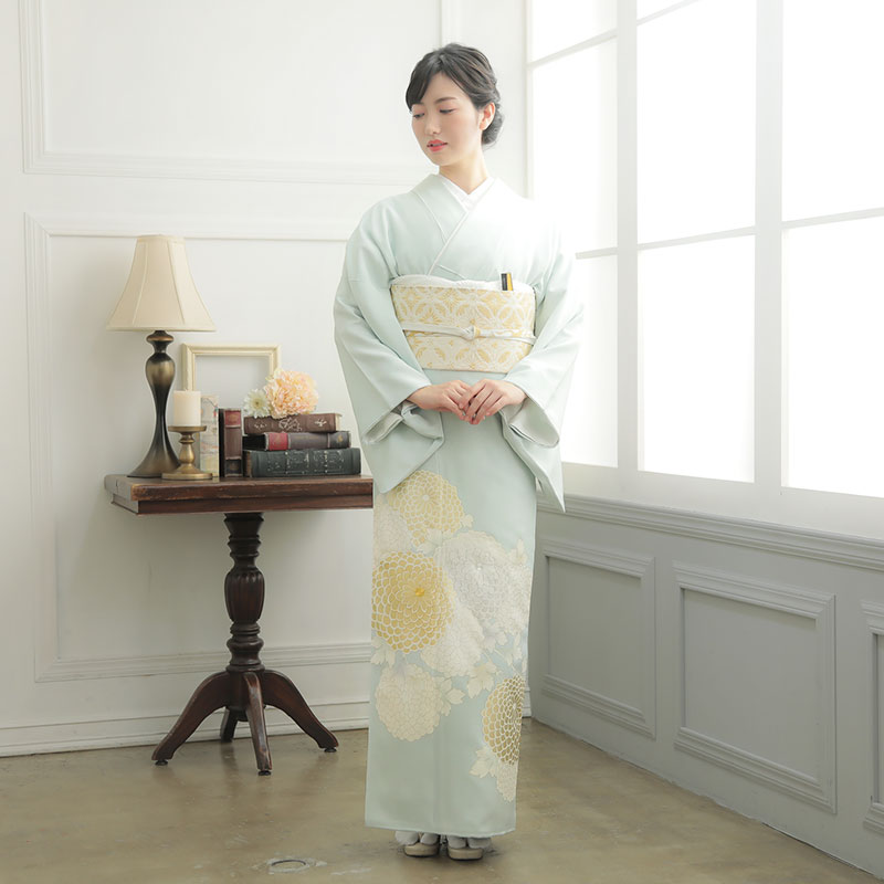 画像：余白の多い色留袖の例