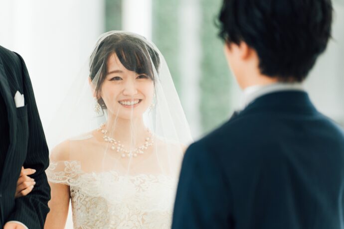 画像：新郎と笑顔で向き合う新婦