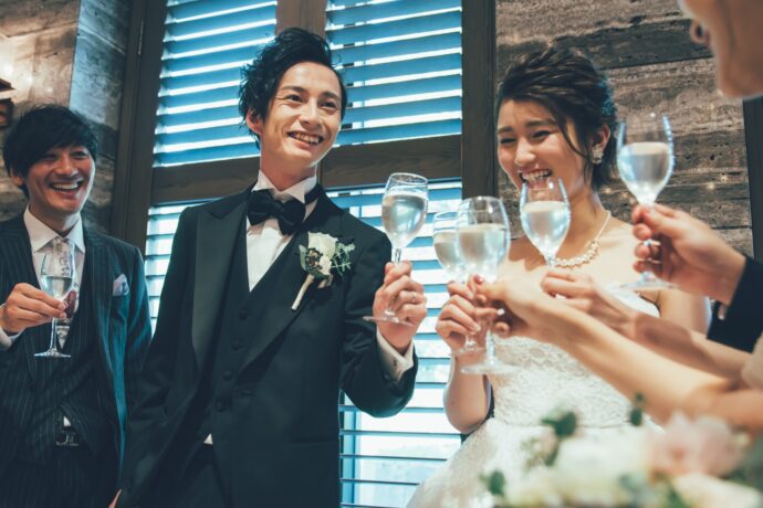 画像：友人と乾杯する新郎新婦
