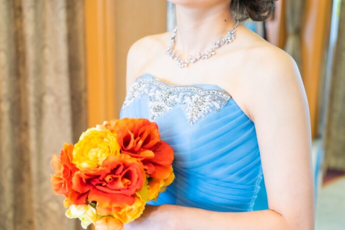 画像：鮮やかなブルーのドレスを着た花嫁