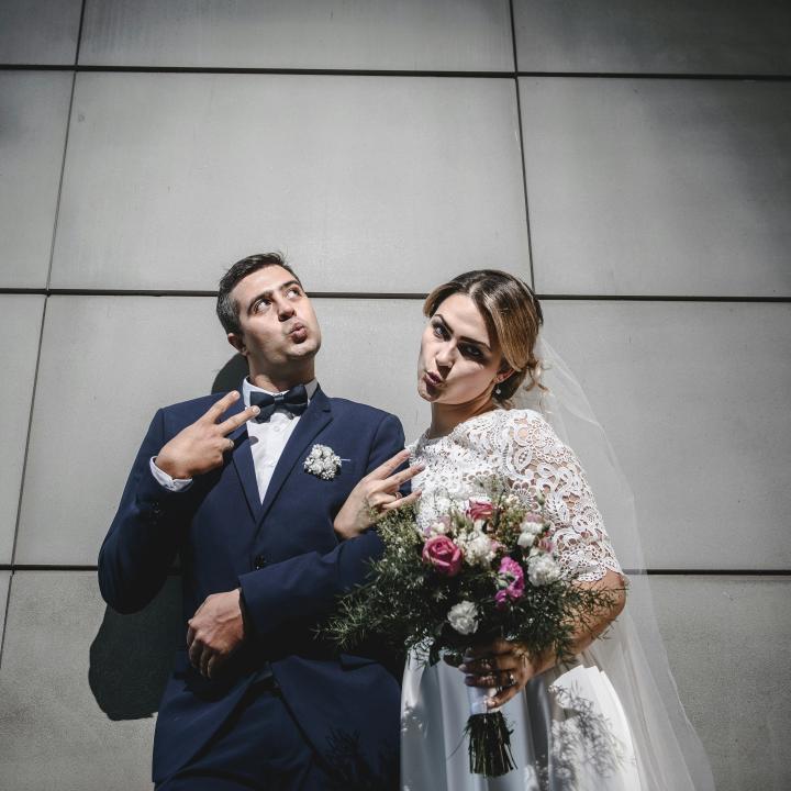【結婚式のサプライズ】プレゼント&演出アイデア16選｜成功させるコツも紹介！