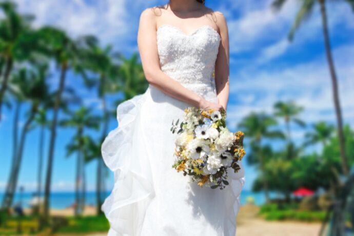 画像：青空をバックにした花嫁