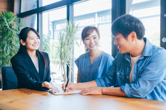 画像：商談する若い男女
