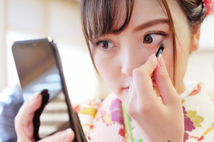 画像：メイクする着物の女性