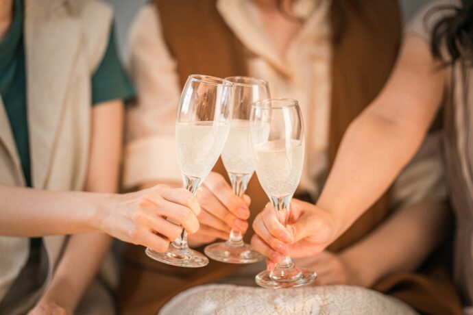 画像：シャンパンで乾杯する女性三人